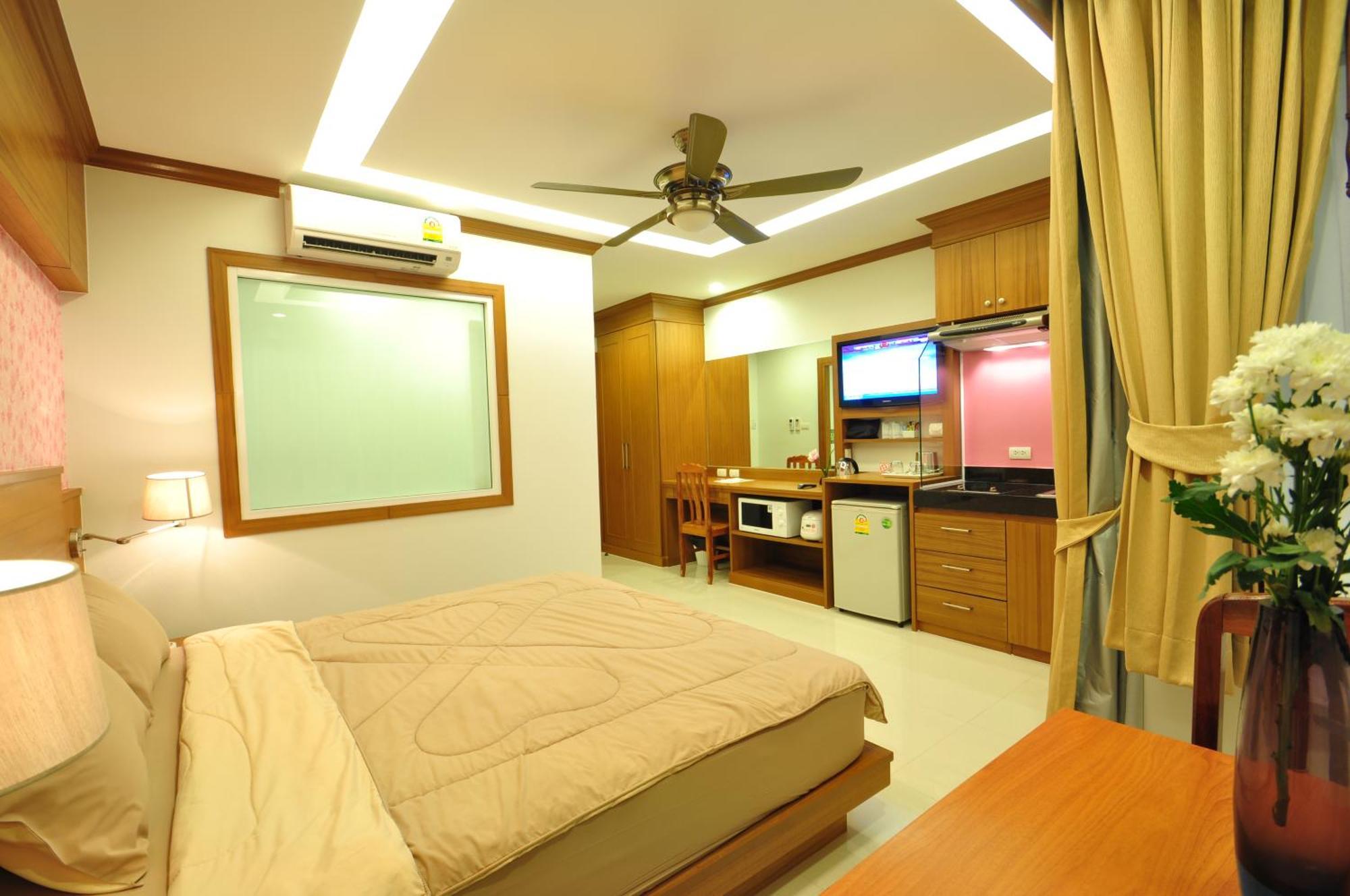 Green Harbor Hotel & Service Apartment Patong Exterior photo