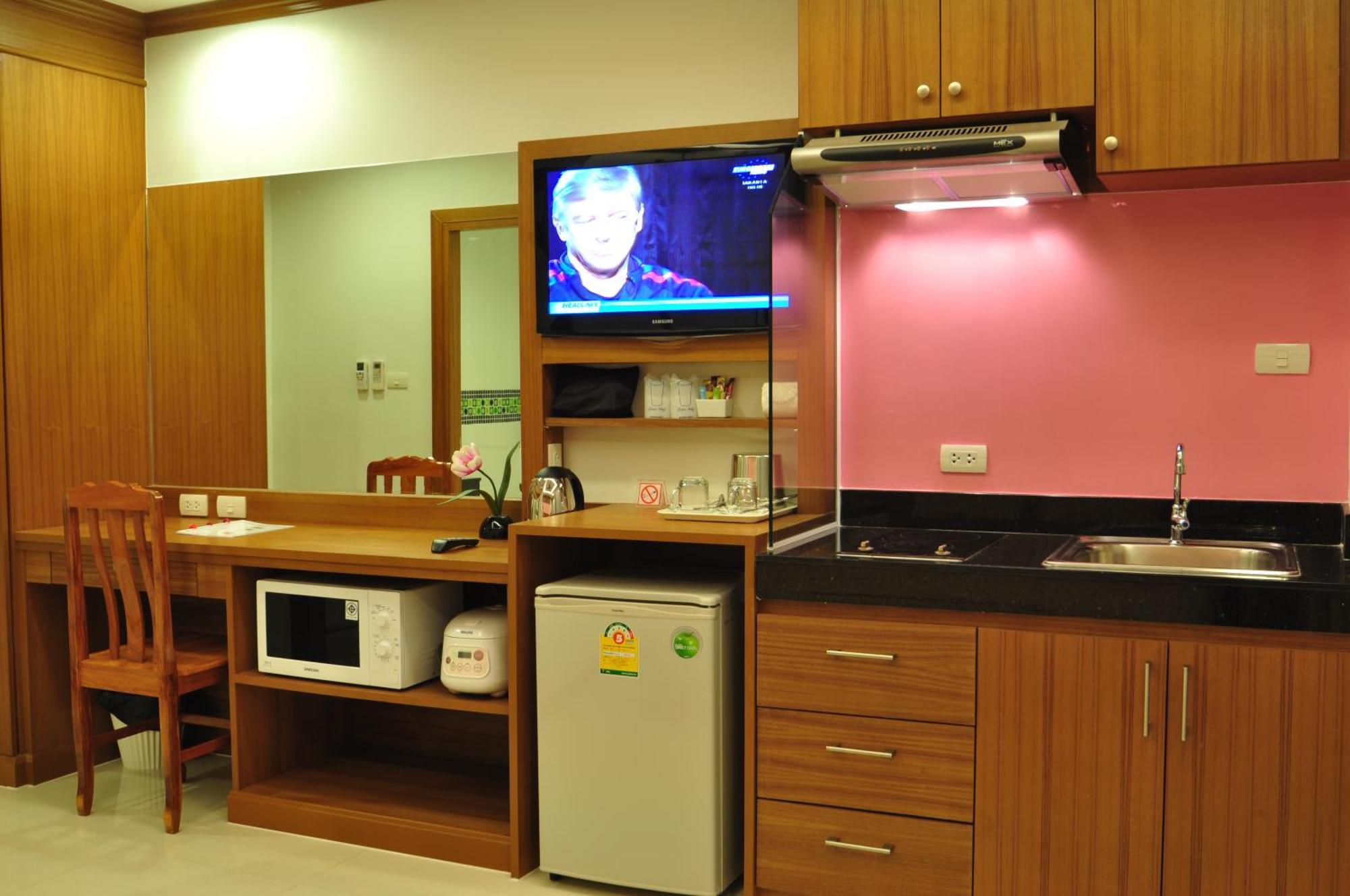 Green Harbor Hotel & Service Apartment Patong Exterior photo