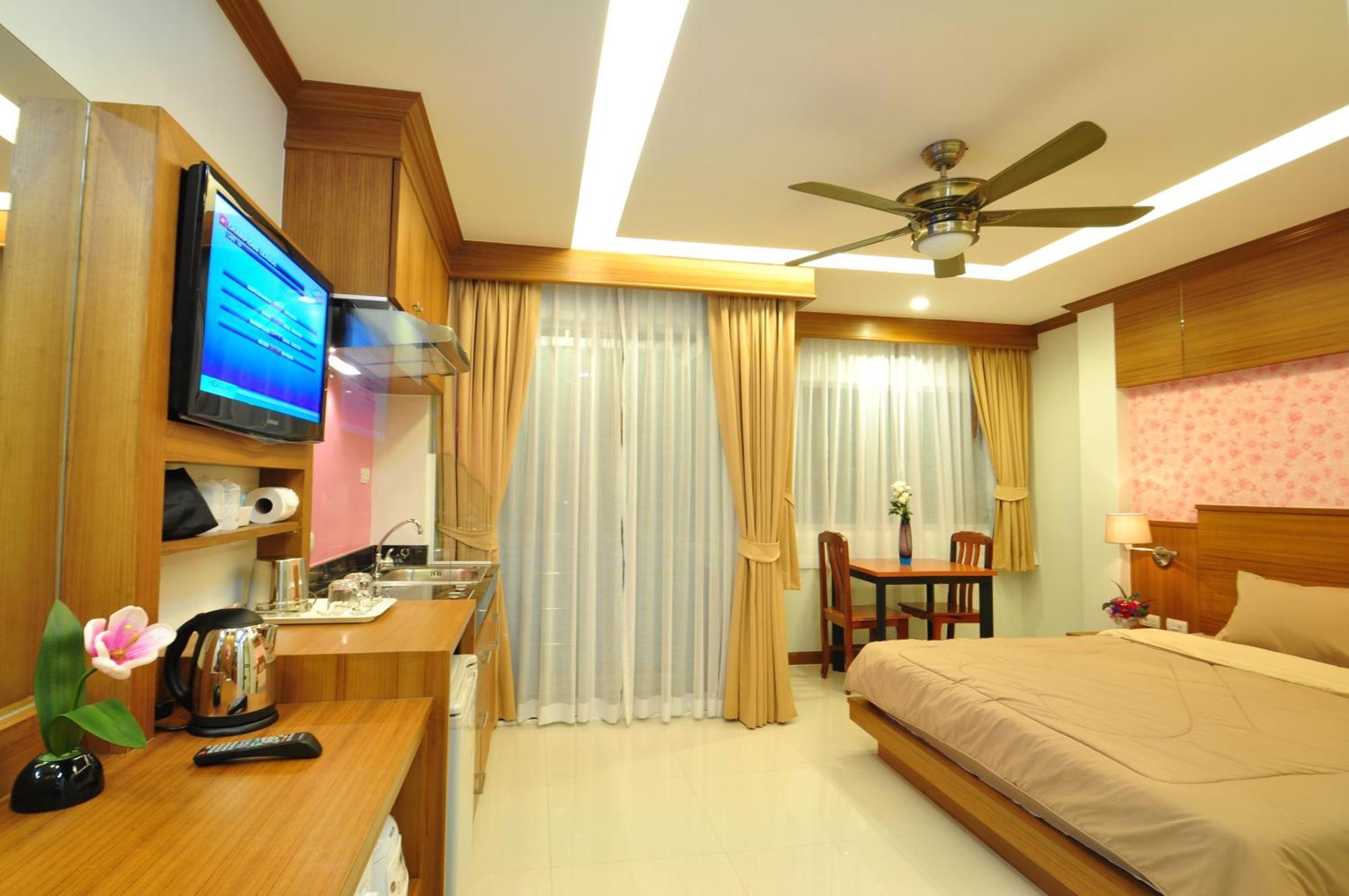 Green Harbor Hotel & Service Apartment Patong Exterior photo