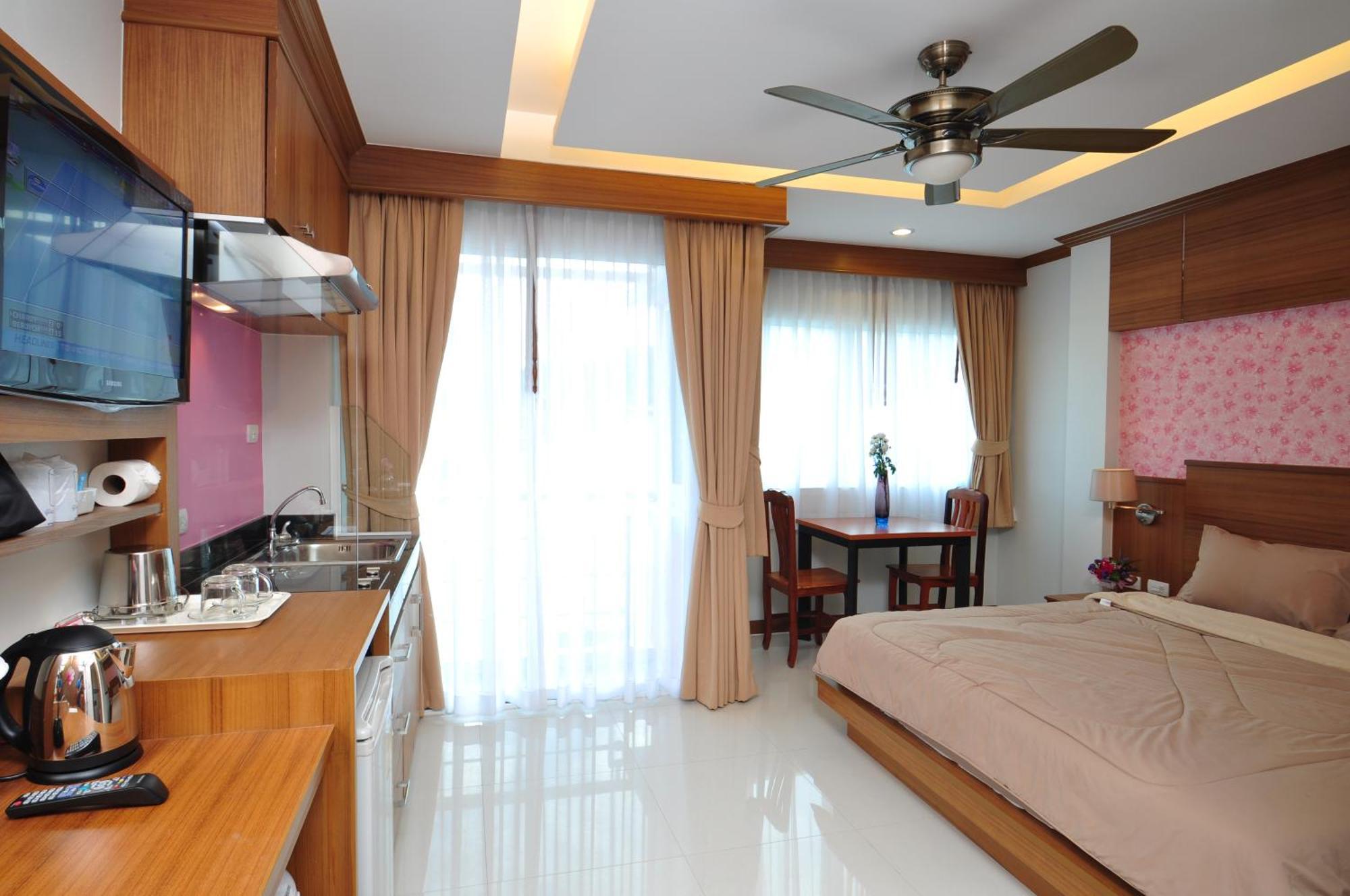 Green Harbor Hotel & Service Apartment Patong Exterior photo